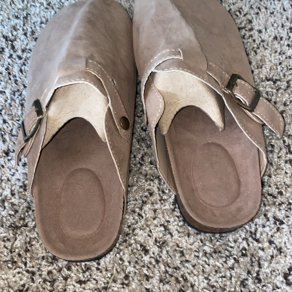 🪿Trendy slip-on tan sandal with adjustable buckle on top! - Picture 4 of 12